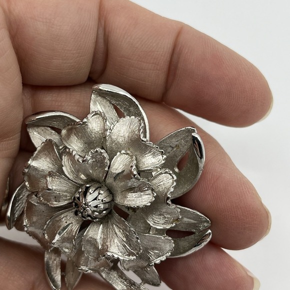 Vtg Signed Corocraft Enamel Chrysanthemum spider mum Silver flower brooch 2" - Picture 4 of 9